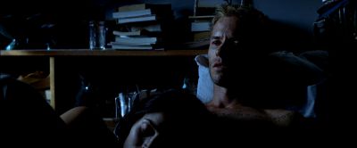 Still from Memento (2000) that has been tagged with: bed