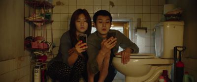 Still from Parasite (2019) that has been tagged with: cellphone