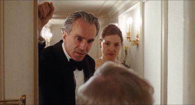 Still from Phantom Thread (2017) that has been tagged with: doorway