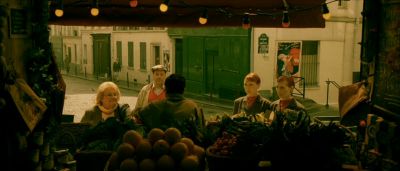Still from Amelie (2001) that has been tagged with: group-shot & market
