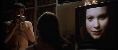 Still from American Beauty (1999) that has been tagged with: over-the-shoulder & screen