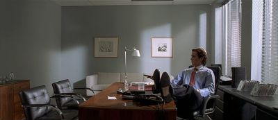 Still from American Psycho (2000) that has been tagged with: blinds & desk