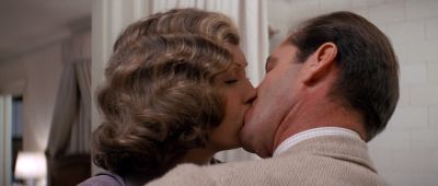 Still from Chinatown (1974) that has been tagged with: kiss & close-up & interior