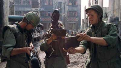 Still from Full Metal Jacket (1987) that has been tagged with: three-shot & wide shot