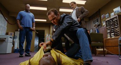 Still from Jackie Brown (1997) that has been tagged with: fluorescent light & office