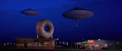 Still from Mars Attacks! (1996) that has been tagged with: spaceship & establishing shot