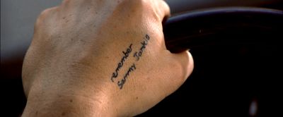 Still from Memento (2000) that has been tagged with: steering wheel