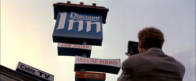 Still from Memento (2000) that has been tagged with: sign & motel exterior