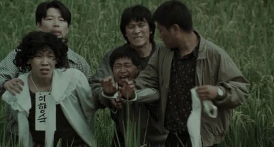 Still from Memories of Murder (2003) that has been tagged with: field & handcuffs