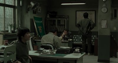 Still from Memories of Murder (2003) that has been tagged with: group-shot & office