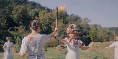 Still from Midsommar (2019) that has been tagged with: fire & field