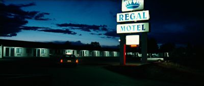 Still from No Country For Old Men (2007) that has been tagged with: sign & motel exterior