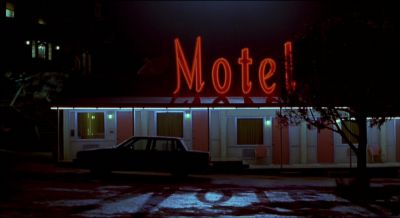 Still from Psycho (1998) that has been tagged with: sign & motel exterior