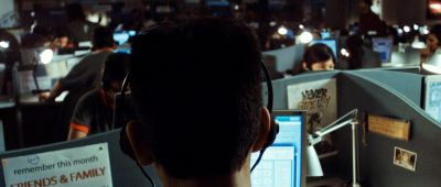 Still from Slumdog Millionaire (2008) that has been tagged with: computer & call center