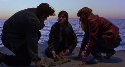 Still from To Die For (1995) that has been tagged with: three-shot & ocean