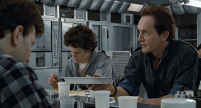 Still from Aliens (1986) that has been tagged with: spaceship interior & eating