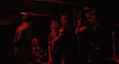 Still from Aliens (1986) that has been tagged with: interior & group-shot & low-angle