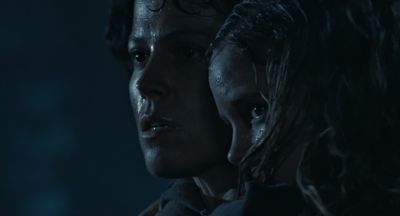 Still from Aliens (1986) that has been tagged with: close-up & child & fear & night & exterior