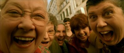 Still from Amelie (2001) that has been tagged with: group-shot & close-up