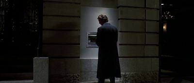 Still from American Psycho (2000) that has been tagged with: over-the-shoulder & atm