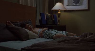 Still from Being John Malkovich (1999) that has been tagged with: practical lamp & bed & interior & night & wide shot