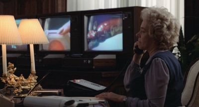 Still from Being There (1979) that has been tagged with: c19b6c & interior & practical lamp & phone