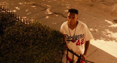 Still from Do the Right Thing (1989) that has been tagged with: 6e1c1c & clean single & exterior & bush & high-angle