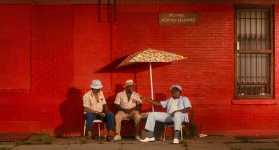 Still from Do the Right Thing (1989) that has been tagged with: three-shot & wide shot & umbrella