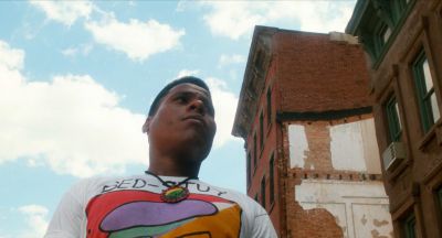 Still from Do the Right Thing (1989) that has been tagged with: interior & medium shot & clean single & day