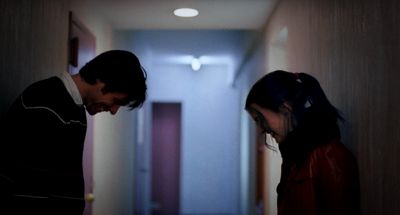 Still from Eternal Sunshine of the Spotless Mind (2004) that has been tagged with: two-shot & medium wide & hallway & day