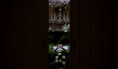 Still from Fanny and Alexander (1982) that has been tagged with: funeral & night & wide shot & dead body