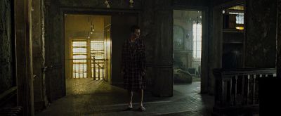 Still from Fight Club (1999) that has been tagged with: b7860b & interior & clean single & wide shot