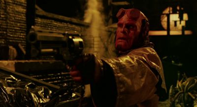 Still from Hellboy (2004) that has been tagged with: 714214 & medium shot & gun & night