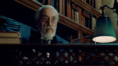 Still from Hugo (2011) that has been tagged with: practical lamp