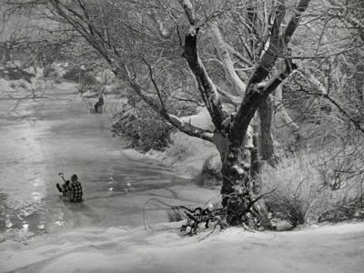 Still from It's A Wonderful Life (1946) that has been tagged with: exterior & sledding