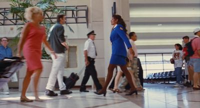 Still from Jackie Brown (1997) that has been tagged with: group-shot & interior & profile shot