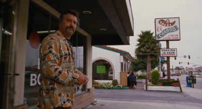 Still from Jackie Brown (1997) that has been tagged with: 546a2f & day & clean single & medium wide