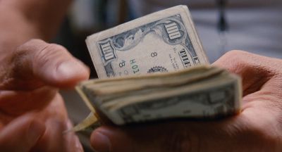 Still from Jackie Brown (1997) that has been tagged with: hands & money & macro