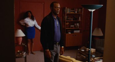 Still from Jackie Brown (1997) that has been tagged with: 002147 & two-shot & wide shot & living room