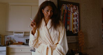 Still from Jackie Brown (1997) that has been tagged with: clean single & day & medium wide & smoking & interior