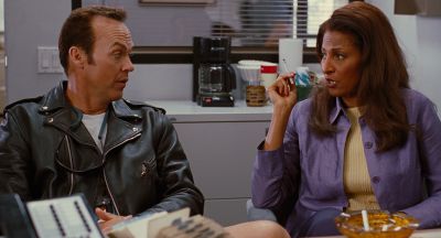 Still from Jackie Brown (1997) that has been tagged with: 944a00 & medium shot & interior & two-shot