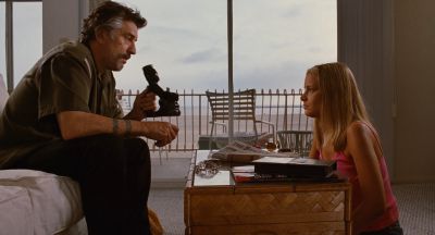 Still from Jackie Brown (1997) that has been tagged with: 6e1c1c & two-shot & medium wide & interior