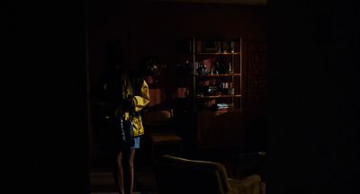 Still from Jackie Brown (1997) that has been tagged with: c5b359 & interior & wide shot & clean single