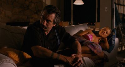 Still from Jackie Brown (1997) that has been tagged with: practical lamp & interior & two-shot & couch