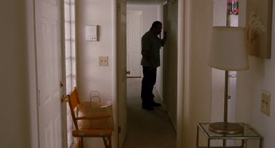 Still from Jackie Brown (1997) that has been tagged with: knocking & interior