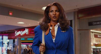 Still from Jackie Brown (1997) that has been tagged with: 00cccc
