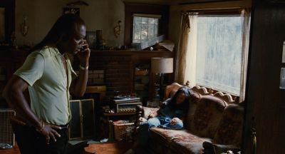 Still from Jackie Brown (1997) that has been tagged with: interior & day & drugs & living room & two-shot