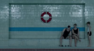 Still from JoJo Rabbit (2019) that has been tagged with: swimming pool & child