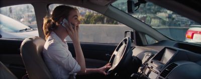 Still from La La Land (2016) that has been tagged with: car & phone