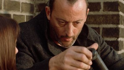 Still from Leon: The Professional (1994) that has been tagged with: close-up & over-the-shoulder & gun